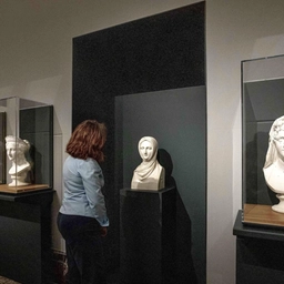 Antonio Canova e l’idea di bellezza. La Vestale circondata dai 12 busti