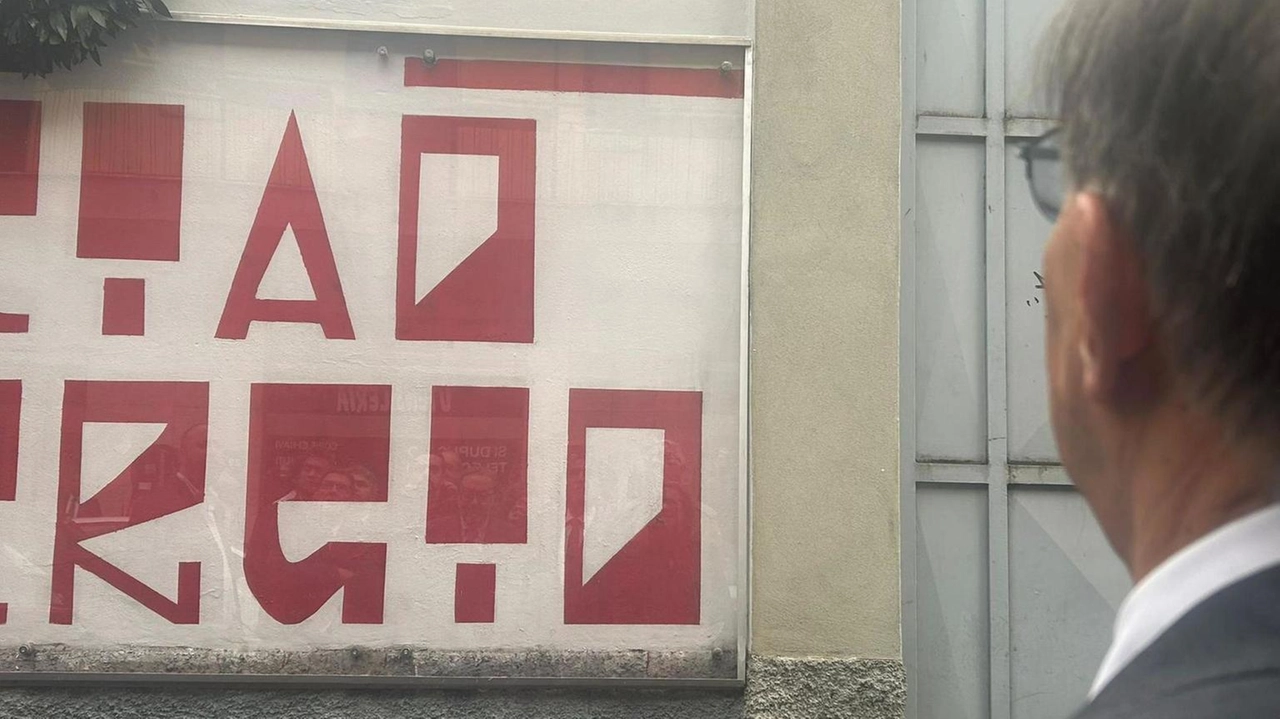 Il presidente del Senato Ignazio La Russa ieri pomeriggio in via Paladini per posizionare una nuova corona commemorativa Il presidente del Senato Ignazio La Russa ieri pomeriggio in via Paladini per posizionare una nuova corona commemorativa