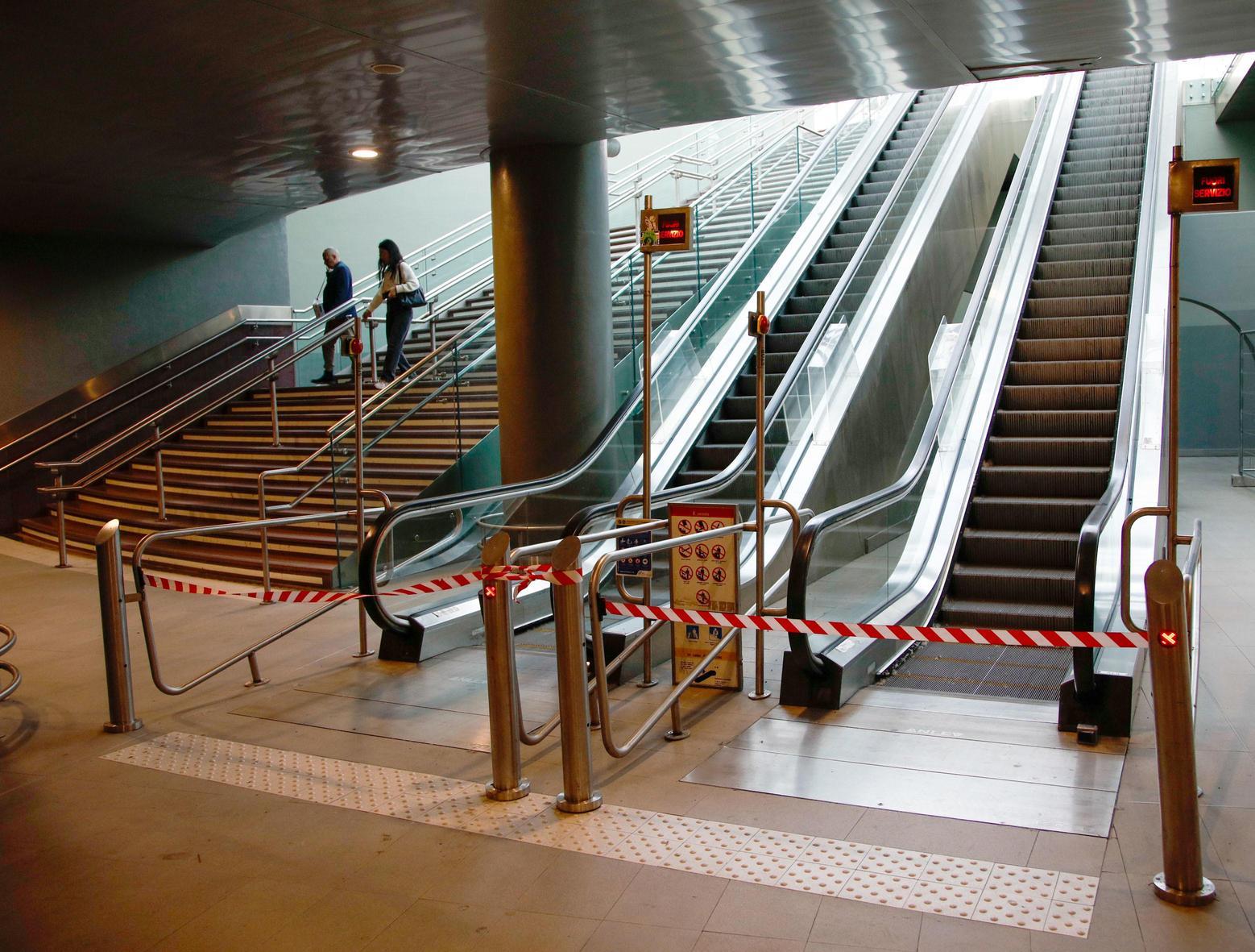 Rho Fiera, stazione a ostacoli. Scale mobili e ascensori in tilt: "La Regione intervenga subito" Rho Fiera, stazione a ostacoli. Scale mobili e ascensori in tilt: "La Regione intervenga subito"