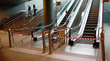 Rho Fiera, stazione a ostacoli. Scale mobili e ascensori in tilt: “La Regione intervenga subito”