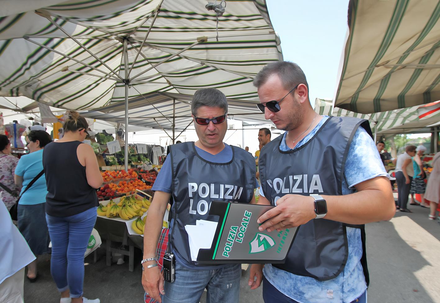 agenti in azione al mercato puccini prodotti sequestrati e raffica di multe