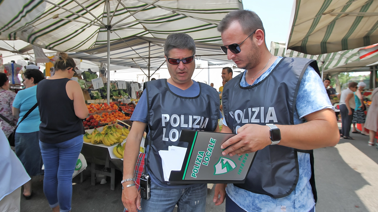 Blitz a Pieve: dopo i controlli della polizia locale la merce senza marchio Cee è stata sequestrata, in particolare giochi, set per unghie e abbigliamento