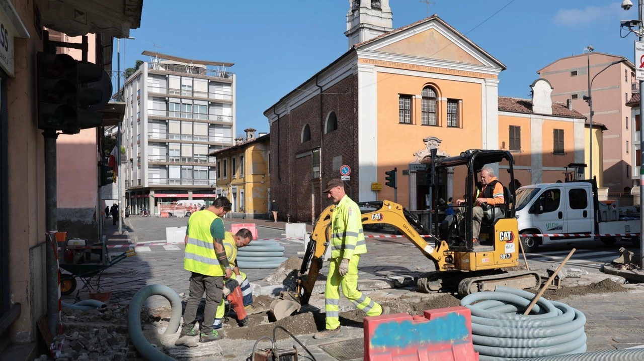 Lavori in corso a Vigevano per ripristinare l'incrocio della Madonna della Neve. Semaforo guasto causa disagi alla viabilità cittadina. Lavori in corso a Vigevano per ripristinare l'incrocio della Madonna della Neve. Semaforo guasto causa disagi alla viabilità cittadina.