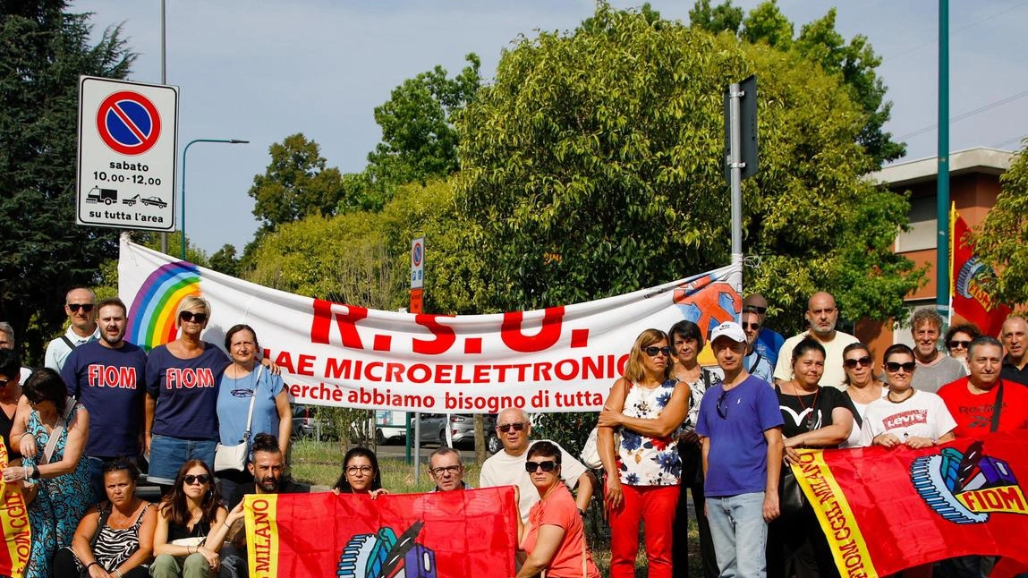 La protesta dei lavoratori della Siae e della controllata SM Optics davanti ai cancelli