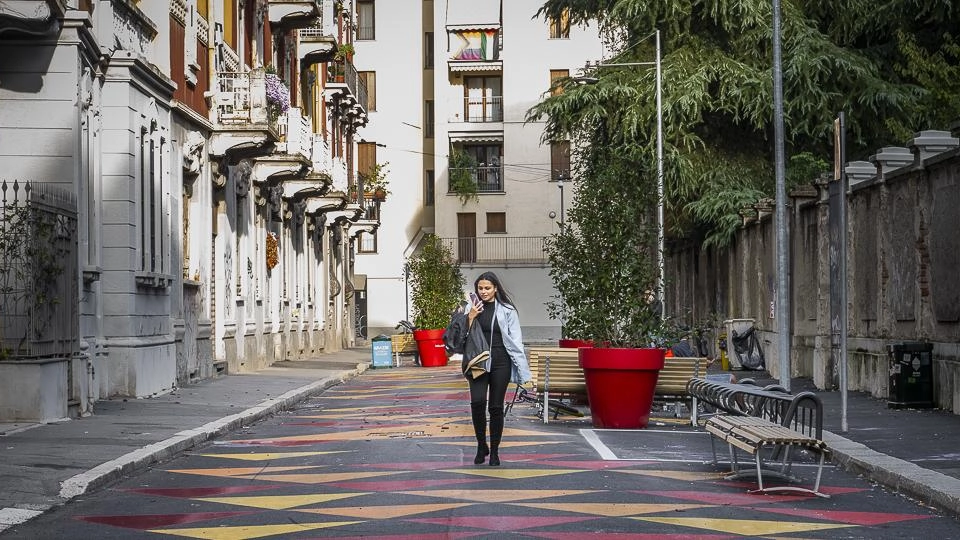 Il Comune riqualifica via Bernardino de Conti con la creazione di una colorata "Piazza Aperta" per offrire uno spazio sicuro agli alunni. Residenti apprezzano ma segnalano problemi di utilizzo e sicurezza. Il Comune riqualifica via Bernardino de Conti con la creazione di una colorata "Piazza Aperta" per offrire uno spazio sicuro agli alunni. Residenti apprezzano ma segnalano problemi di utilizzo e sicurezza.