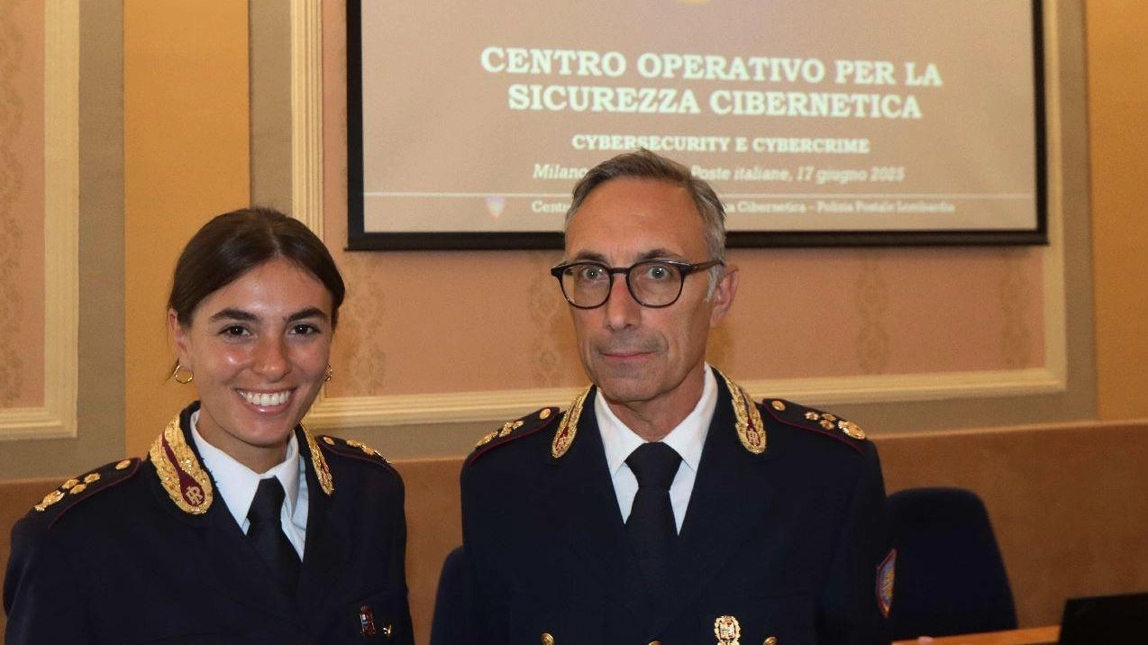 Angelo Parente direttore tecnico Cosc Centro operativo sicurezza cibernetica con una collega (Salmoirago) Angelo Parente direttore tecnico Cosc Centro operativo sicurezza cibernetica con una collega (Salmoirago)
