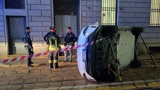 Il taxi ribaltato in via Meravigli sabato sera Il taxi ribaltato in via Meravigli sabato sera