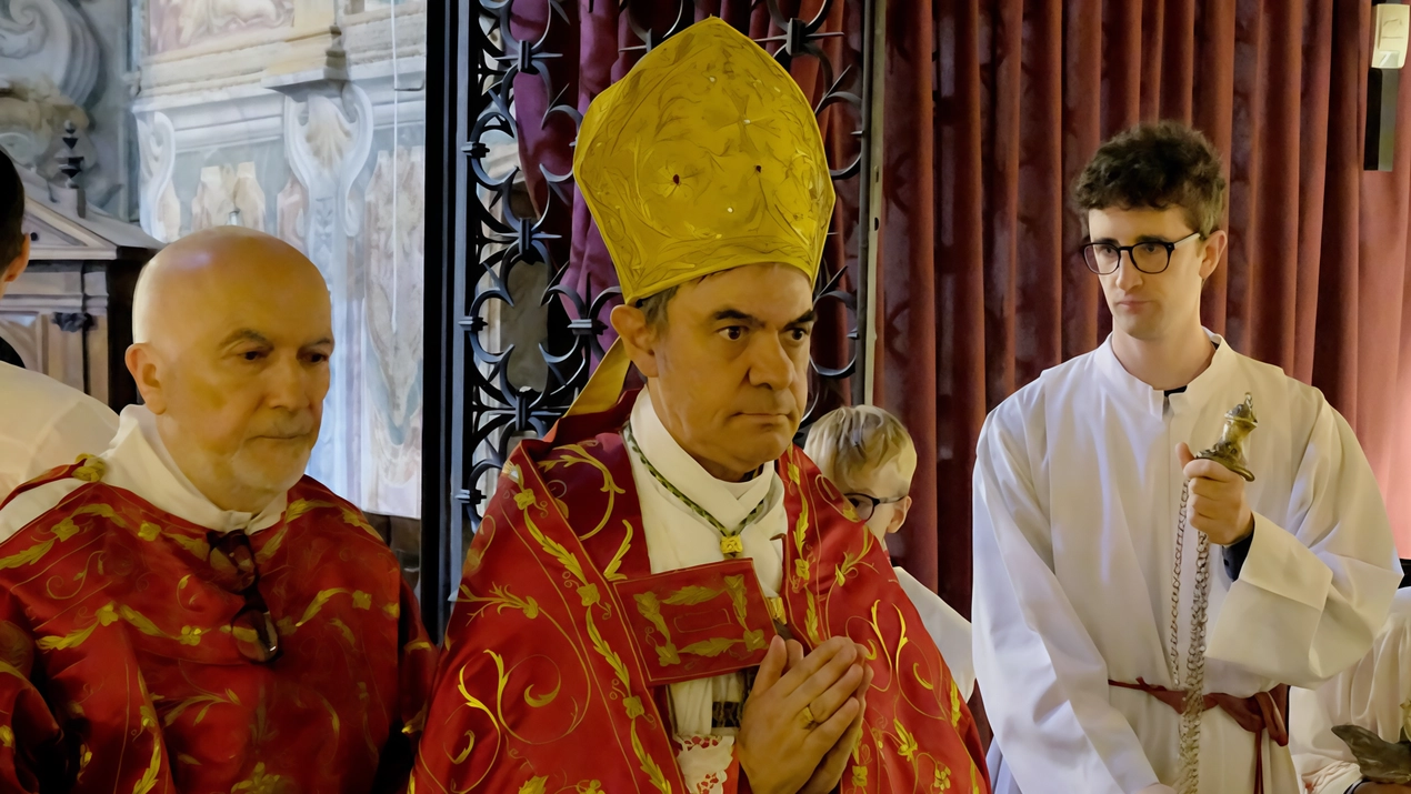 Al centro il nuovo arciprete monsignor Marino Mosconi, ex cancelliere arcivescovile Al centro il nuovo arciprete monsignor Marino Mosconi, ex cancelliere arcivescovile