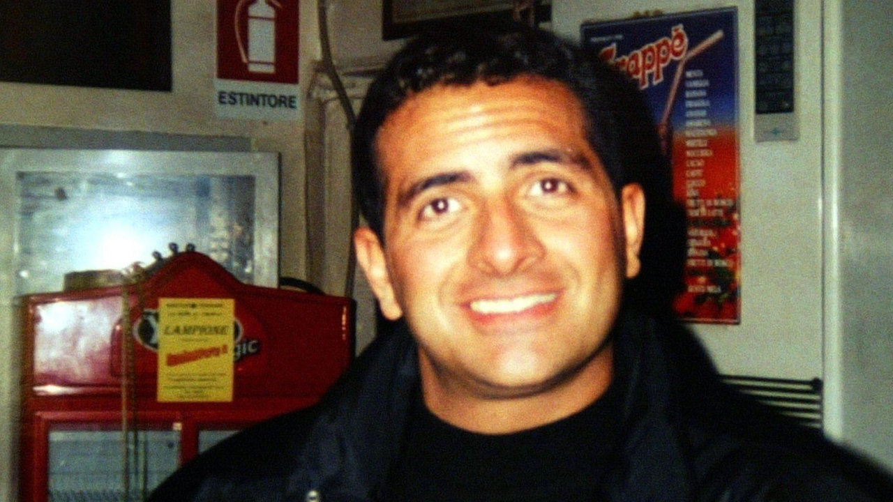 Fabrizio Quattrocchi era morto in Iraq il 14 aprile 2004, a 36 anni, rapito e ucciso mentre lavorava come addetto... Fabrizio Quattrocchi era morto in Iraq il 14 aprile 2004, a 36 anni, rapito e ucciso mentre lavorava come addetto...