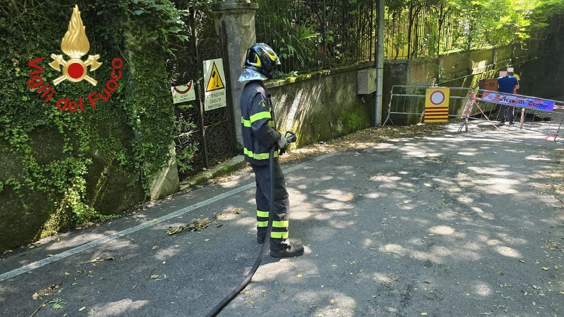 cede l8217asfalto in via valeria chiusa la strada e la linea ferroviaria como chiasso