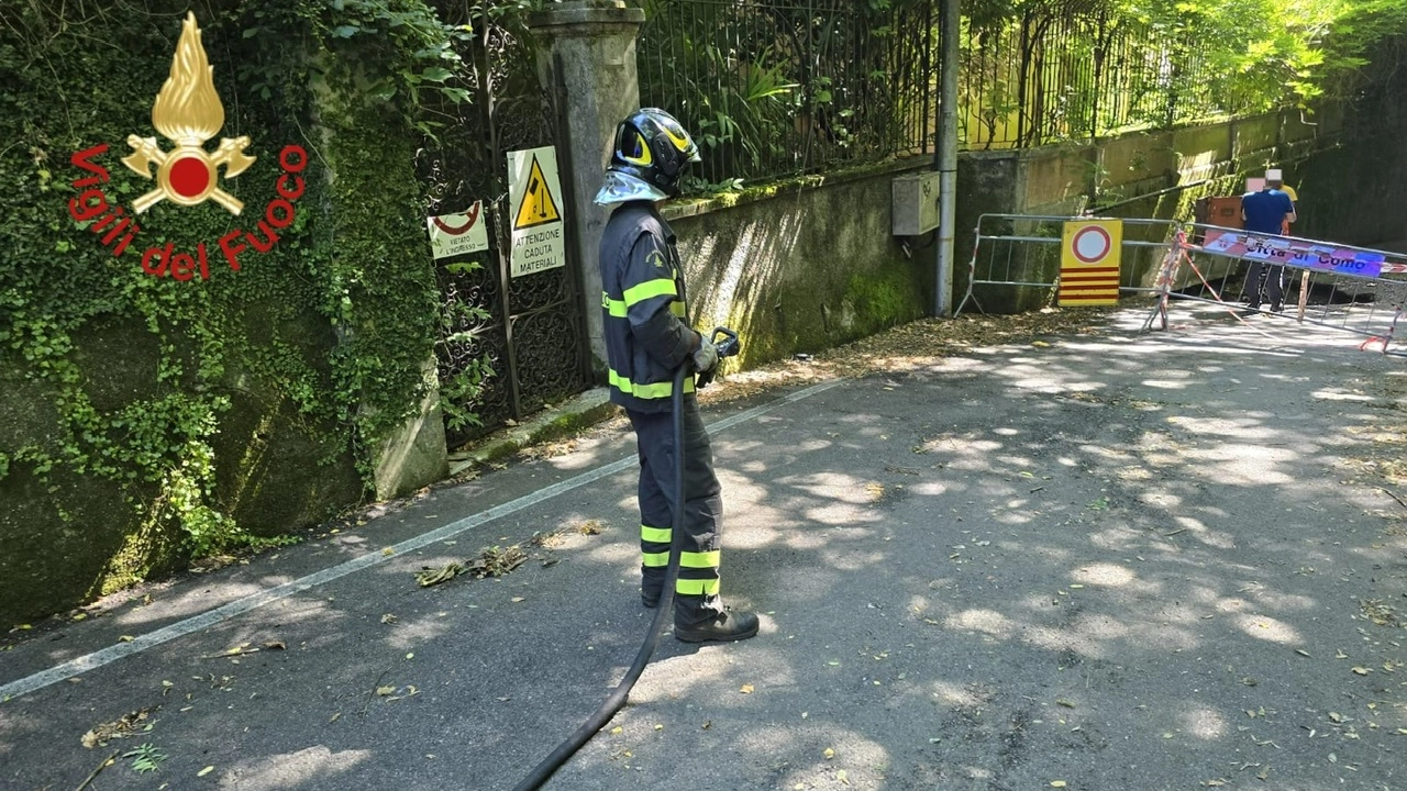 I vigili del fuoco intervenuti in via Valeria a causa di un cedimento della sede stradale I vigili del fuoco intervenuti in via Valeria a causa di un cedimento della sede stradale