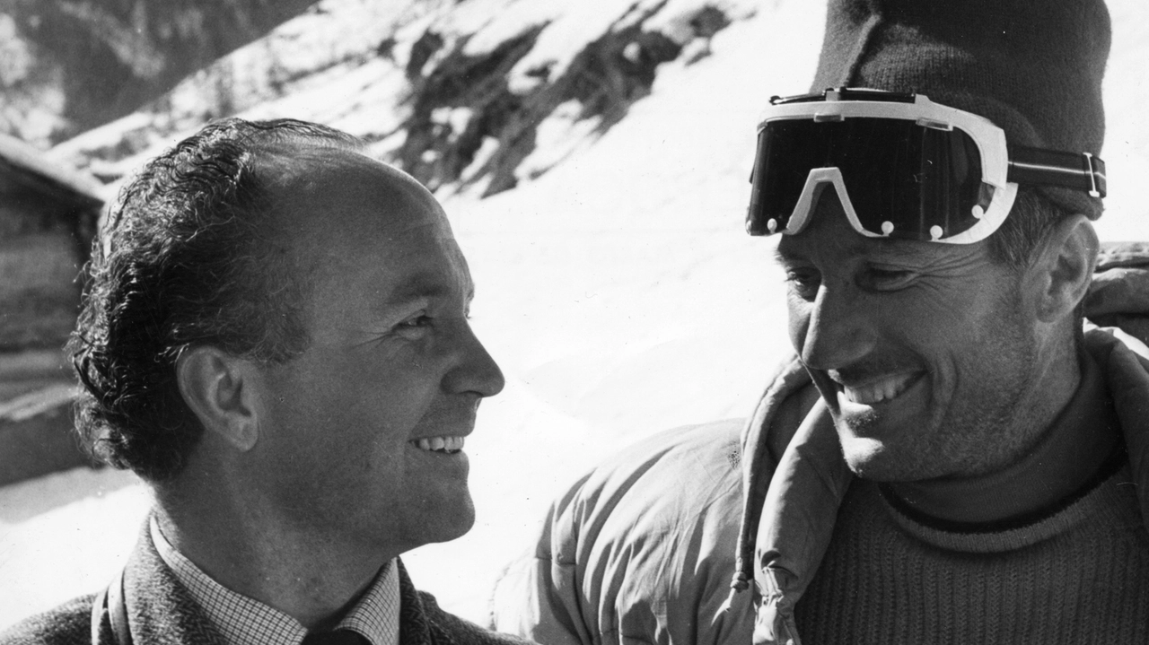 Sopra, De Biasi e Bonatti il 22 febbraio del 1965 (Archivio Mario De Biasi) Bonatti durante una salita di quegli anni e la copertina di Epoca dedicata alla prima solitaria invernale sulla parete Nord del Cervino Sopra, De Biasi e Bonatti il 22 febbraio del 1965 (Archivio Mario De Biasi) Bonatti durante una salita di quegli anni e la copertina di Epoca dedicata alla prima solitaria invernale sulla parete Nord del Cervino
