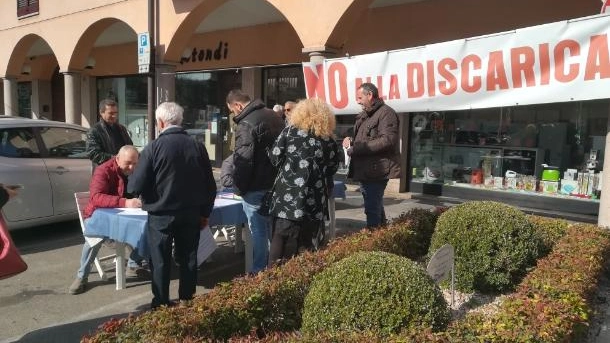 Di fronte all’ipotesi di nuovi conferimenti è tornato a mobilitarsi il Comitato che per anni si è opposto e ha invocato la chiusura della discarica aperta negli anni Novanta