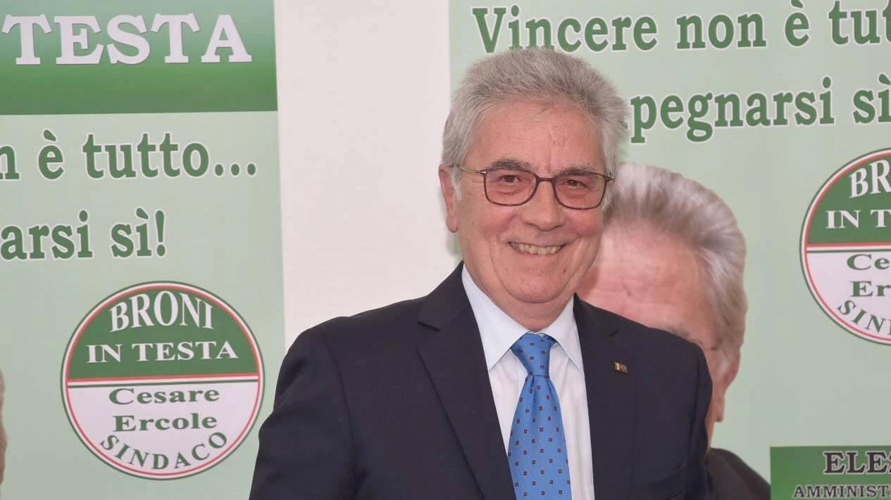 È morto a 72 anni Cesare Ercole (nella foto), leghista per quasi 20 anni. Sindaco di Broni dal 1993... È morto a 72 anni Cesare Ercole (nella foto), leghista per quasi 20 anni. Sindaco di Broni dal 1993...