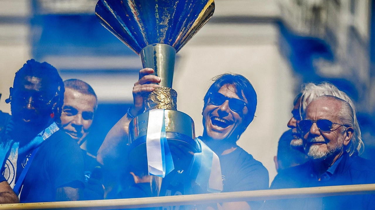 Antonio Conte chiarisce la sua posizione e conferma il contratto triennale con il Napoli, smentendo voci su un accordo con la Juventus. Antonio Conte chiarisce la sua posizione e conferma il contratto triennale con il Napoli, smentendo voci su un accordo con la Juventus.