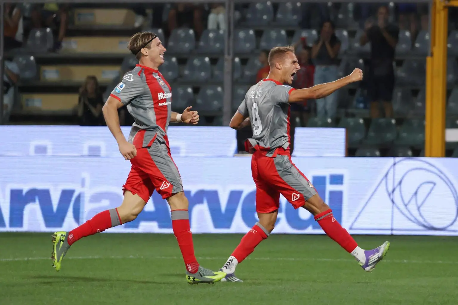 L’anticipo allo Zini finisce con un pirotecnico 3-2. La Cremonese continua a sognare. Batte il Sassuolo e vola in testa