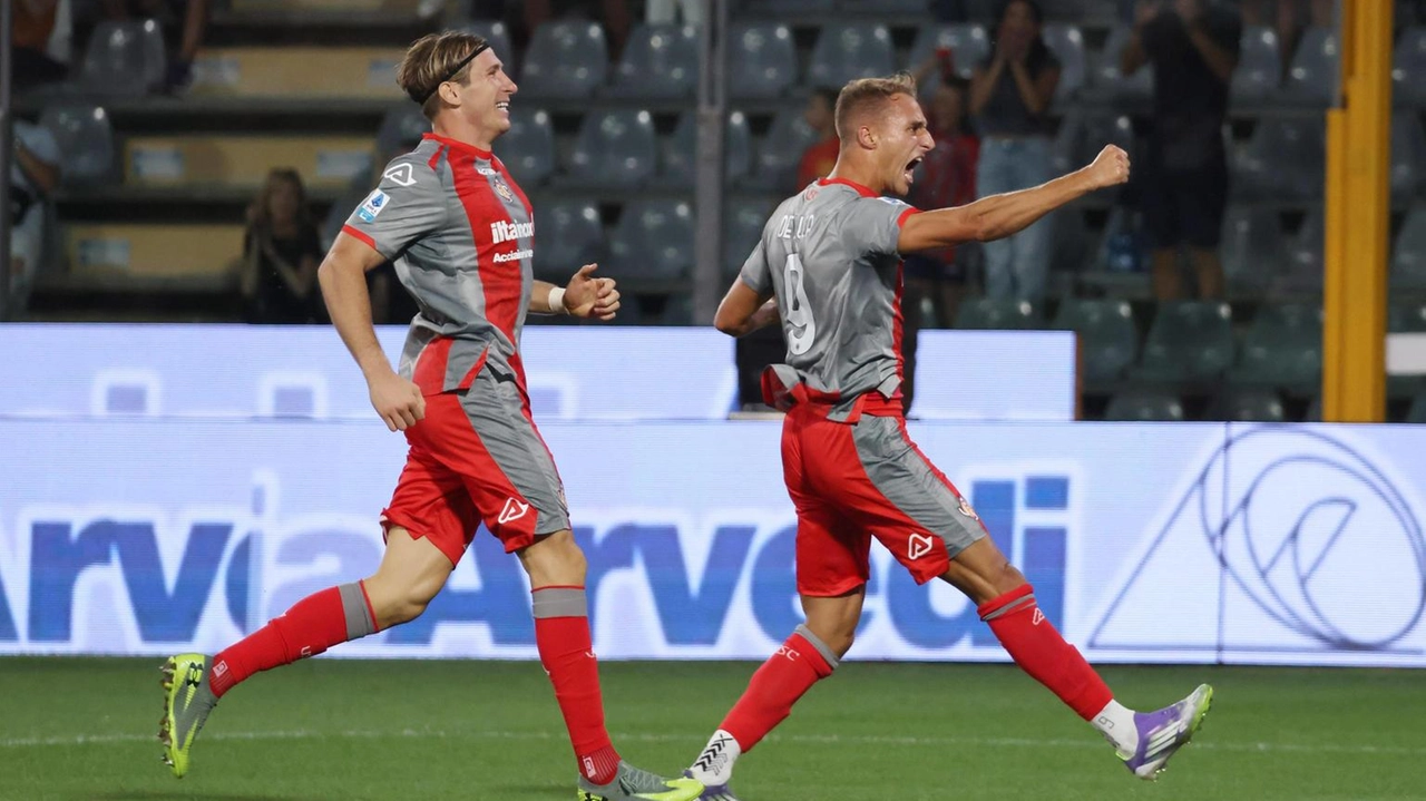 L’esultanza di Manuel De Luca dopo il rigore. realizzato in pieno recupero che ha regalato il successo per 3-2 alla Cremonese