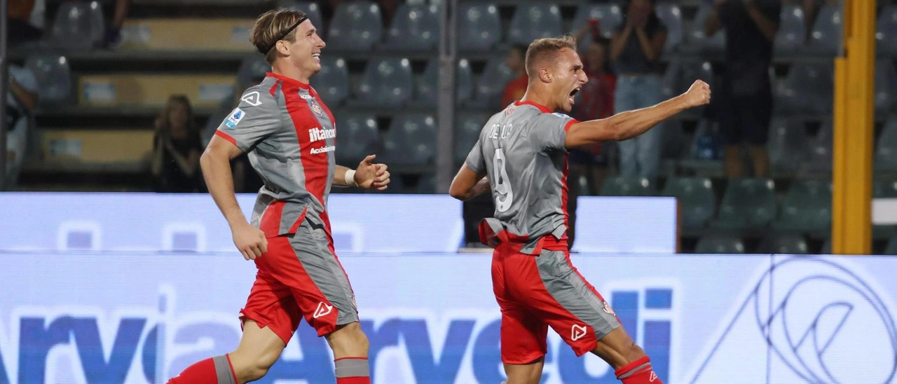 L’anticipo allo Zini finisce con un pirotecnico 3-2. La Cremonese continua a sognare. Batte il Sassuolo e vola in testa
