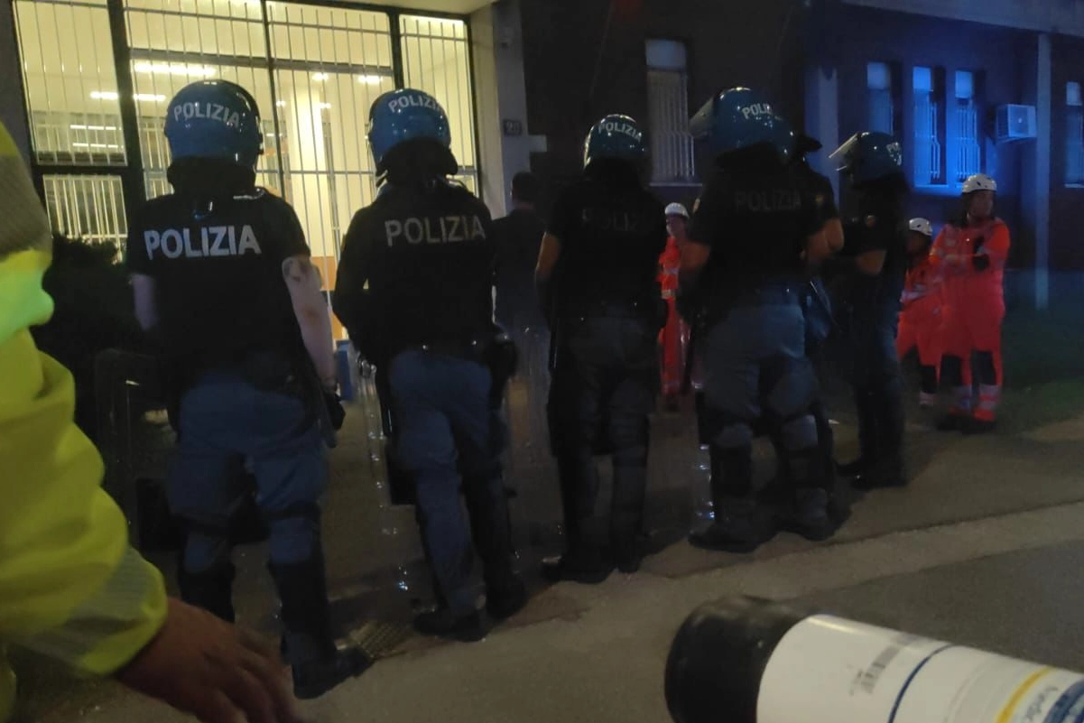 Poliziotti in assetto antisommossa fuori dal Beccaria