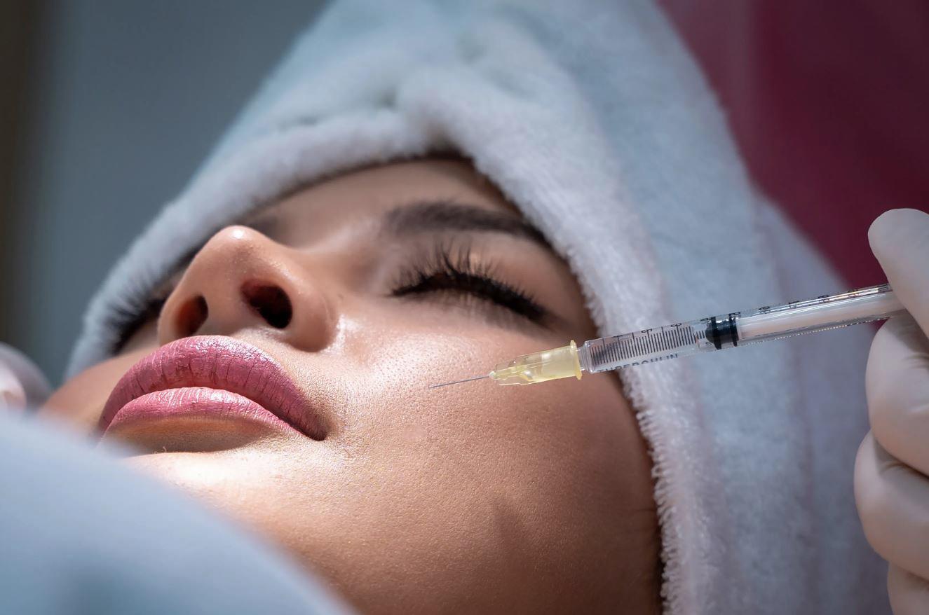 Trasforma casa in clinica dell’orrore: finta dottoressa usa botox vietati su centinaia di pazienti (finiti in ospedale). Giro d’affari internazionale Trasforma casa in clinica dell’orrore: finta dottoressa usa botox vietati su centinaia di pazienti (finiti in ospedale). Giro d’affari internazionale