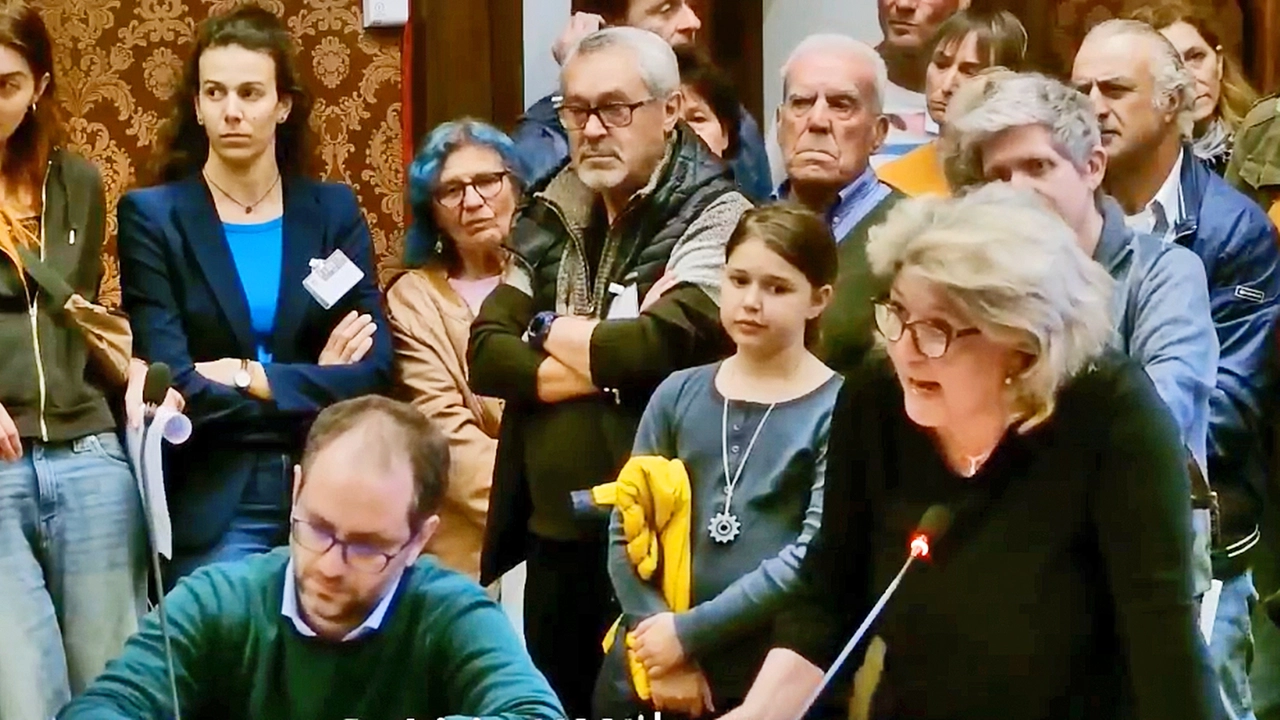 L’altra sera una cinquantina di residenti è andata a Palazzo Cernezzi per protestare esibendo dei cartelli sui quali faceva bella mostra di sé la strada chiusa che provoca notevoli disagi L’altra sera una cinquantina di residenti è andata a Palazzo Cernezzi per protestare esibendo dei cartelli sui quali faceva bella mostra di sé la strada chiusa che provoca notevoli disagi