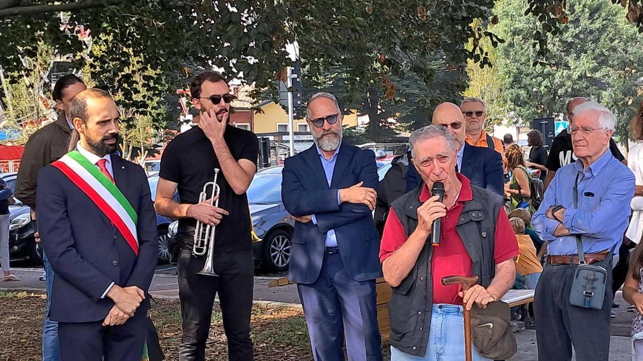 L’intervento dell’ex sindaco Rodolfo Jannaccone Pazzi sotto la cui gestione nel 1994 fu inaugurata la stele in Borgo Ticino L’intervento dell’ex sindaco Rodolfo Jannaccone Pazzi sotto la cui gestione nel 1994 fu inaugurata la stele in Borgo Ticino