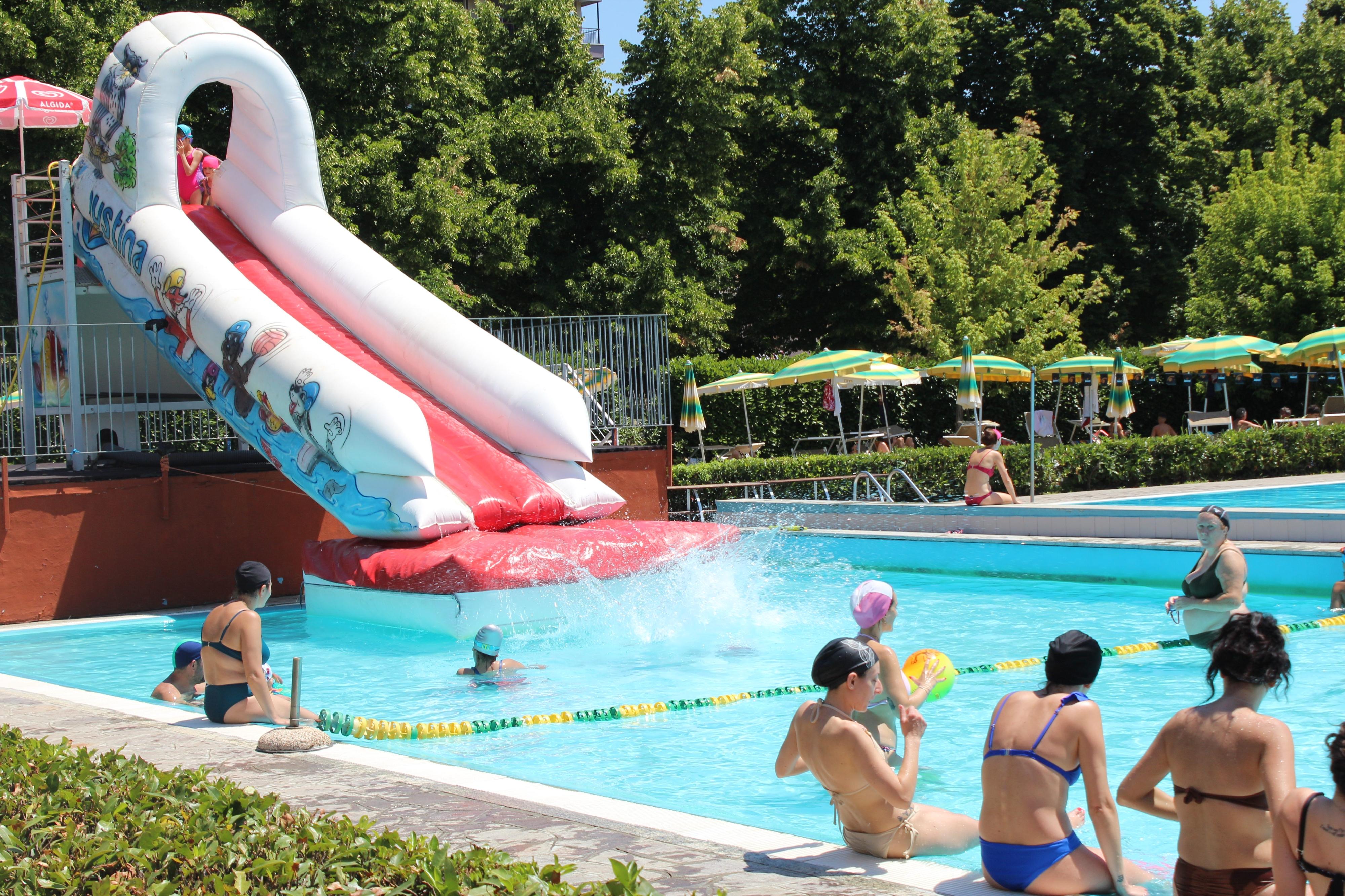 Tuffi a ostacoli a Lodi: delle tre piscine solo una funziona pienamente. Chiuso il Belgiardino, due vasche esterne disponibili alla Faustina Tuffi a ostacoli a Lodi: delle tre piscine solo una funziona pienamente. Chiuso il Belgiardino, due vasche esterne disponibili alla Faustina