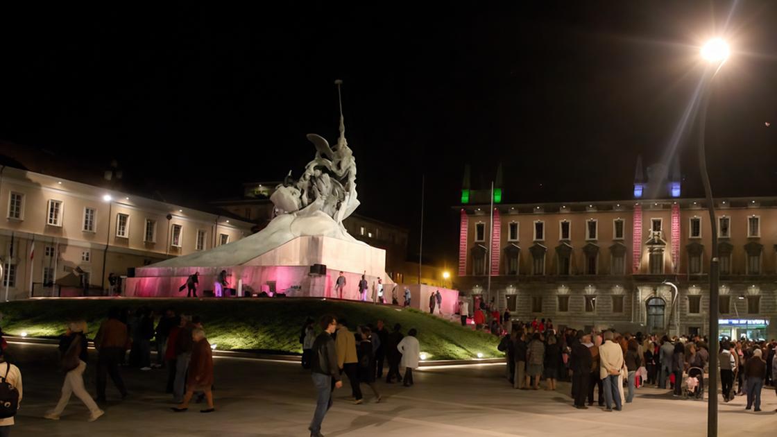 Un clown contro la delinquenza. Le battute ironiche del comico fanno fuggire i signori della piazza Un clown contro la delinquenza. Le battute ironiche del comico fanno fuggire i signori della piazza