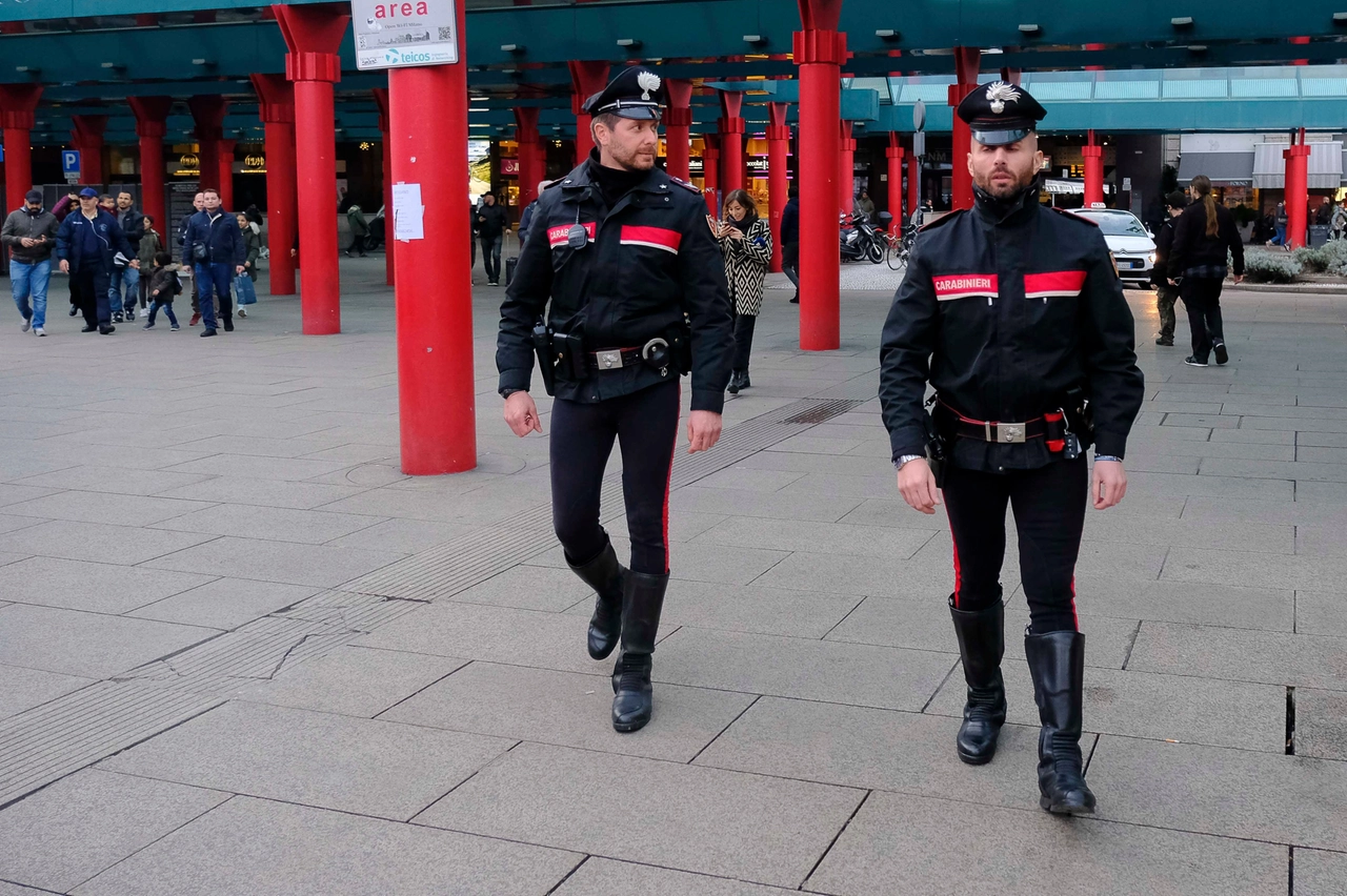 Carabinieri in zona stazione Cadorna: sono stati loro a intervenire dopo la rissa fra tassista e conducente di Ncc (Archivio)