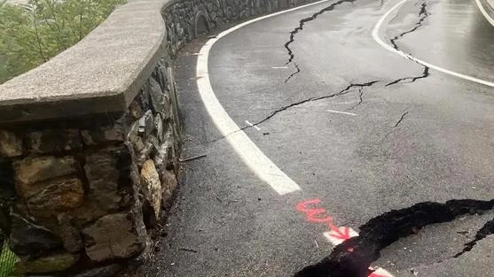OREZZO (Bergamo) Da quattro mesi vivono praticamente isolati a causa di una frana caduta sulla provinciale 41 il 10 ottobre,... OREZZO (Bergamo) Da quattro mesi vivono praticamente isolati a causa di una frana caduta sulla provinciale 41 il 10 ottobre,...
