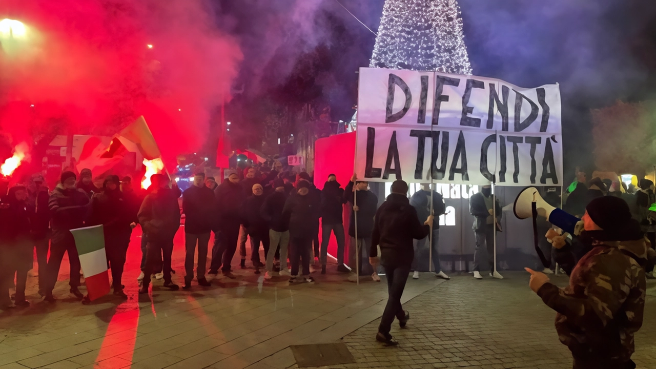 Sigle neofasciste e ultranazionaliste hanno sfilato venerdì scorso da Parco Gallo alla stazione e annunciato altre iniziative Sigle neofasciste e ultranazionaliste hanno sfilato venerdì scorso da Parco Gallo alla stazione e annunciato altre iniziative