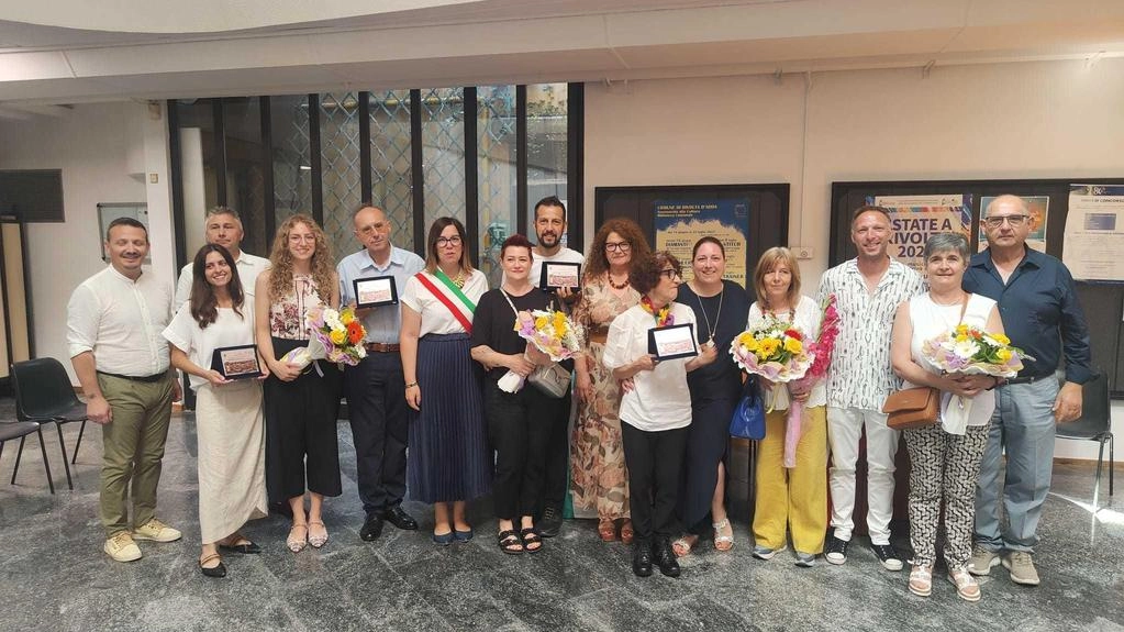Cinque le targhe consegnate alla presenza dell’assessore regionale Bagnolo. Sono farmacia, cava, negozio di tende, di acconciature e un’officina. Cinque le targhe consegnate alla presenza dell’assessore regionale Bagnolo. Sono farmacia, cava, negozio di tende, di acconciature e un’officina.
