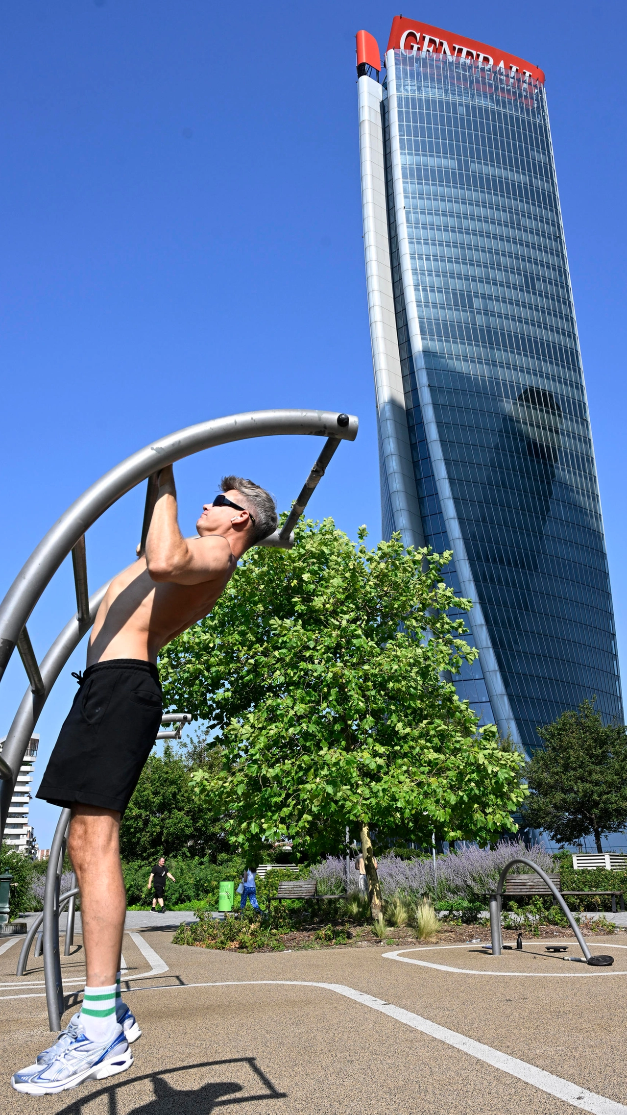 Generali, 'insegna pericolante messa in totale sicurezza'