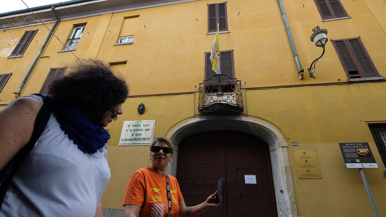 La casa natale di Papa Achille Ratti oggi piuttosto ammalorata sarà sottoposta a un’operazioe di restyling e ampliamento che consentirà di ammodernare gli spazi museali e di ricavare alloggi per i fragili La casa natale di Papa Achille Ratti oggi piuttosto ammalorata sarà sottoposta a un’operazioe di restyling e ampliamento che consentirà di ammodernare gli spazi museali e di ricavare alloggi per i fragili