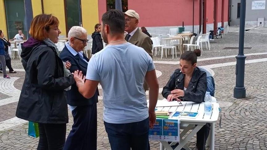 "Qui un solo bancomat". Firme contro la chiusura dello sportello bancario "Qui un solo bancomat". Firme contro la chiusura dello sportello bancario