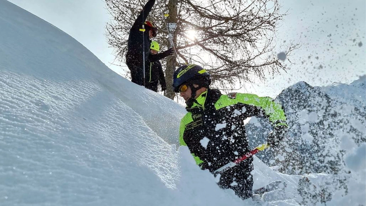 I vigili del fuoco hanno strumenti in grado di individuare i telefonini sotto la neve I vigili del fuoco hanno strumenti in grado di individuare i telefonini sotto la neve
