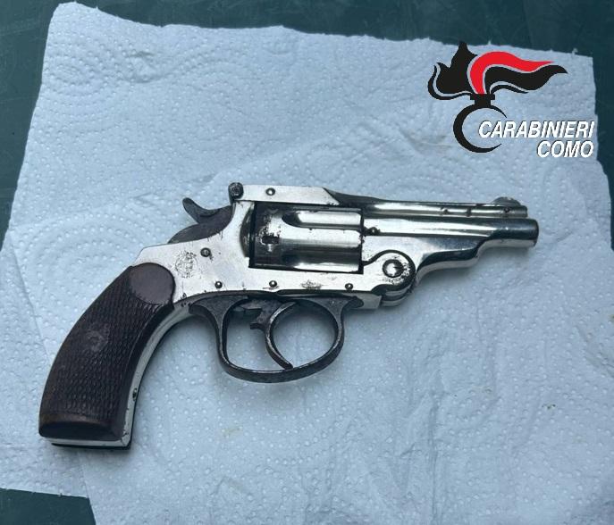 Pistola abbandonata in strada a Lipomo, il mistero dell’arma: usata per un reato? Pistola abbandonata in strada a Lipomo, il mistero dell’arma: usata per un reato?