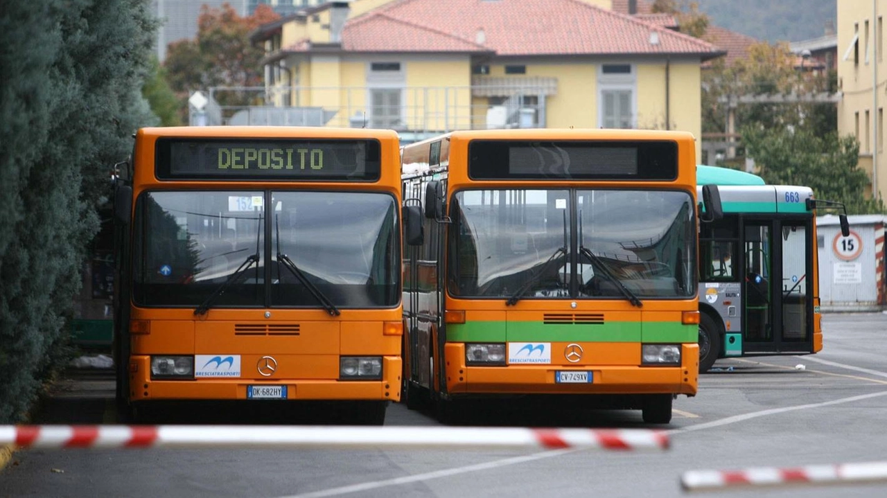 Autobus fermi hanno provocato disservizi a Brescia Dopo la protesta il faccia a faccia tra il sindacato e l’Agenzia di trasporti Autobus fermi hanno provocato disservizi a Brescia Dopo la protesta il faccia a faccia tra il sindacato e l’Agenzia di trasporti
