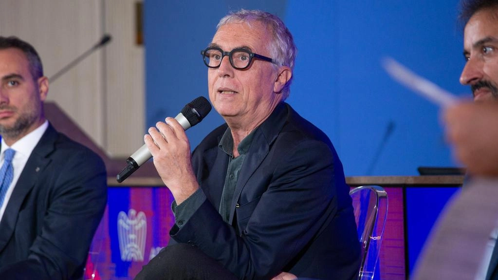 L'architetto Stefano Boeri promuove la forestazione urbana a Brunello, discutendo di architettura industriale e energie rinnovabili per il benessere delle persone. L'architetto Stefano Boeri promuove la forestazione urbana a Brunello, discutendo di architettura industriale e energie rinnovabili per il benessere delle persone.
