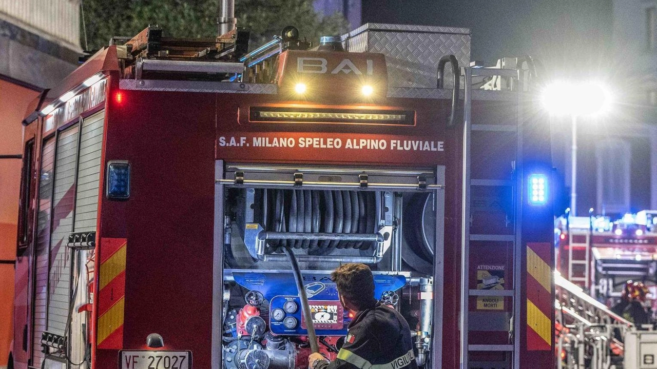Notte di paura per un incendio scoppiato in una casa di corte disposta su due piani in via San...