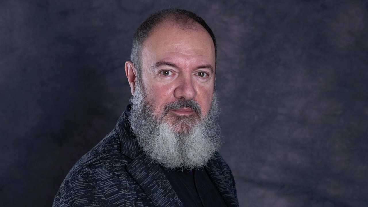Lo scrittore Carlo Lucarelli, autore con Massimo Picozzi di “Nero come l’abisso“ Lo scrittore Carlo Lucarelli, autore con Massimo Picozzi di “Nero come l’abisso“