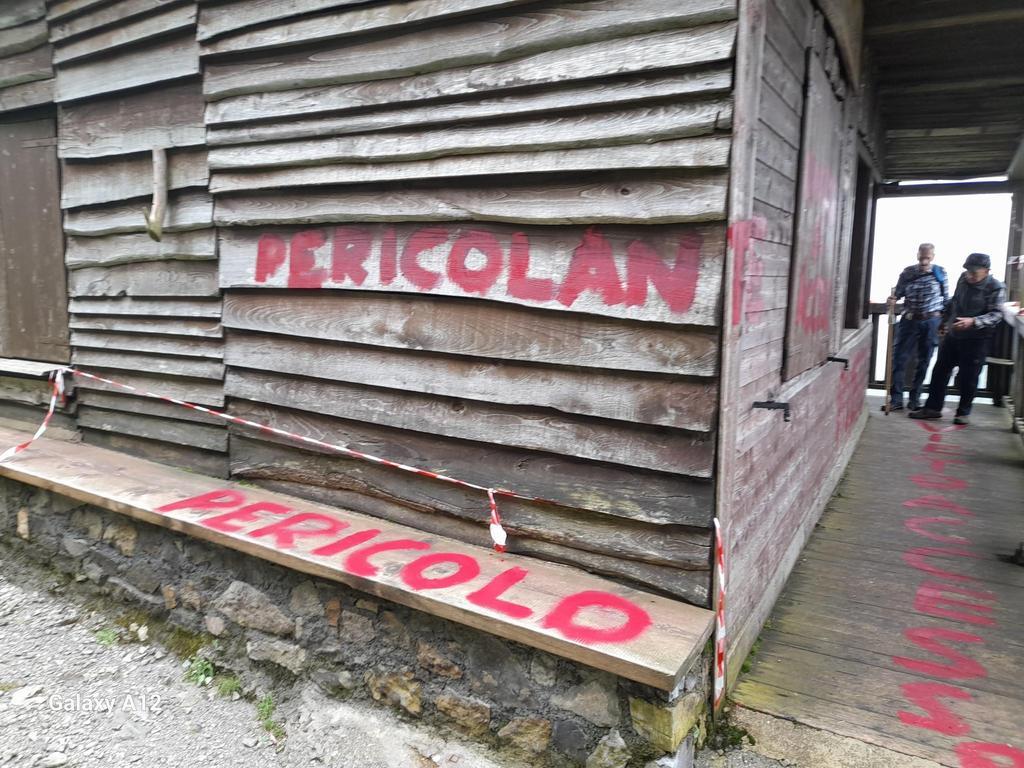 scritte sui muri e foto rubate vandalizzata la capannetta