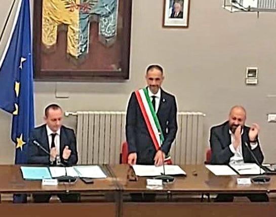 Il primo Consiglio del sindaco Fusco. Scontro in aula, striscioni e proteste Il primo Consiglio del sindaco Fusco. Scontro in aula, striscioni e proteste