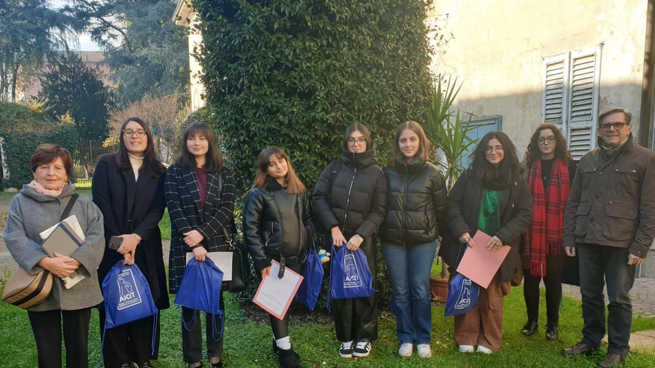 Le sette studentesse del liceo Quasimodo e dell’istituto Einaudi di Magenta Il gruppo ha iniziato uno stage con Aicit e darà supporto ai malati oncologici Le sette studentesse del liceo Quasimodo e dell’istituto Einaudi di Magenta Il gruppo ha iniziato uno stage con Aicit e darà supporto ai malati oncologici