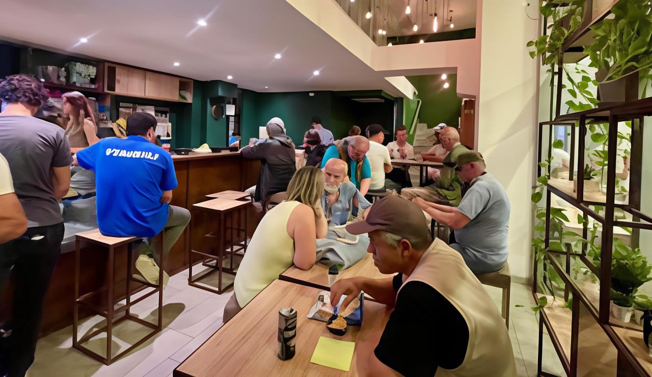 Bar Girevole, solidarietà tra i tavoli : "Quando vengo in questo posto mi dimentico di essere senza casa" Bar Girevole, solidarietà tra i tavoli : "Quando vengo in questo posto mi dimentico di essere senza casa"