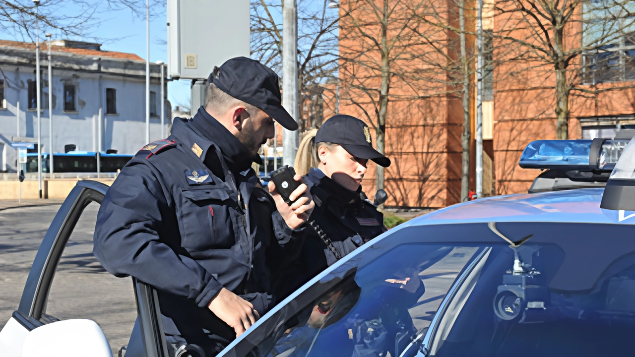 Il 42enne aveva anche cercato di aggredire i poliziotti con alcuni cocci di vetro Il 42enne aveva anche cercato di aggredire i poliziotti con alcuni cocci di vetro