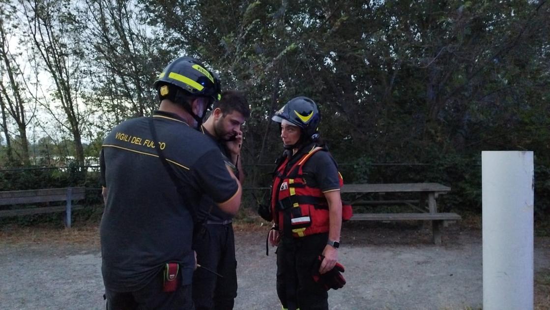 Scivola in acqua e scompare: a vuoto le ricerche del 16enne. Il padre l’ha visto trascinato dalla corrente