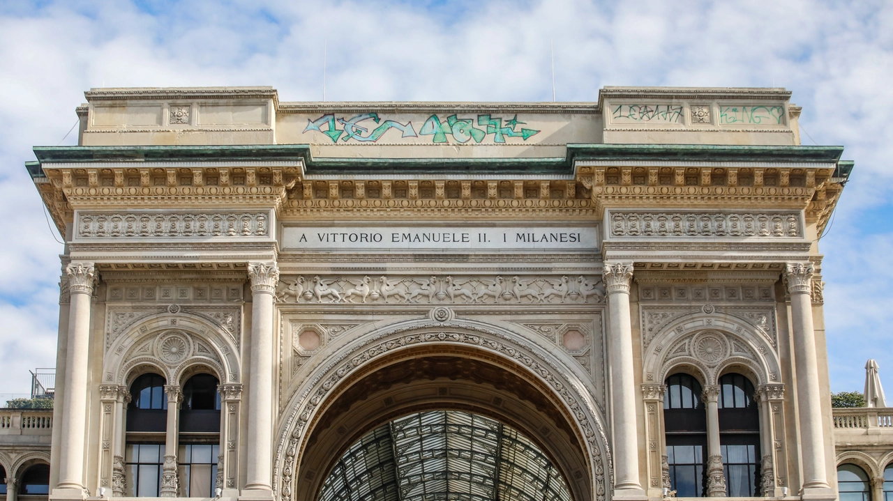 Il cornicione della galleria Vittorio Emanuele vandalizzato