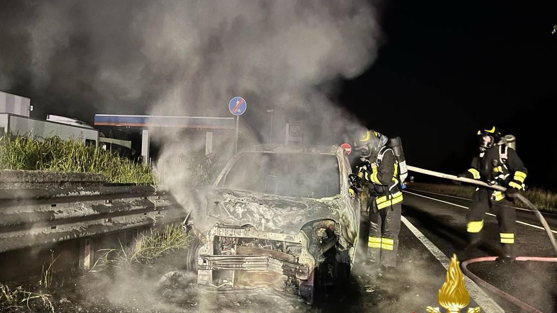 auto si incendia durante la marcia e diventa una palla di fuoco guidatore salvo