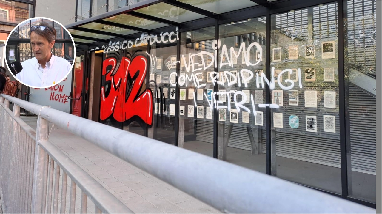 Le vetrate imbrattate al liceo Carducci di Milano e il preside Andrea Di Mario Le vetrate imbrattate al liceo Carducci di Milano e il preside Andrea Di Mario